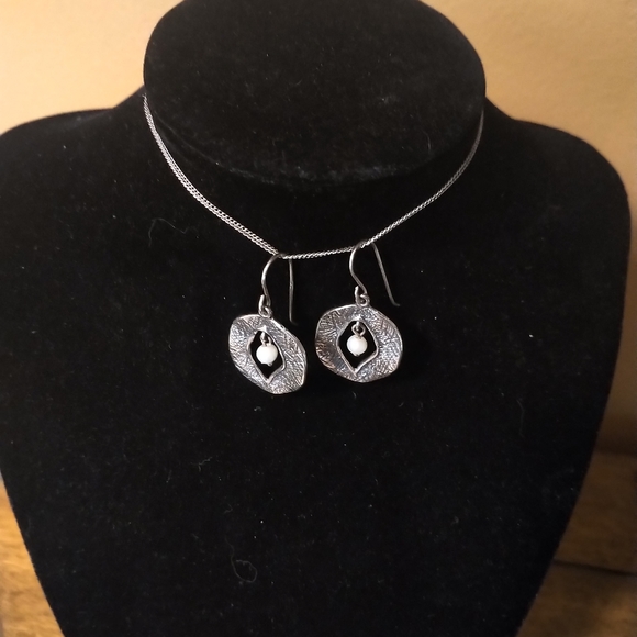 Sterling silver and pearl earrings - Picture 2 of 6